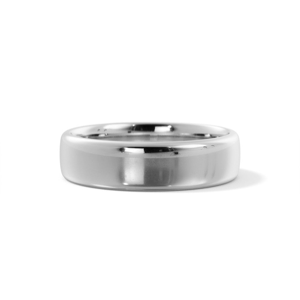 Platinum wedding band 5mm closed up view