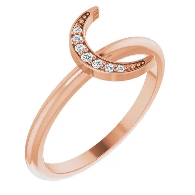 Stylish 14K gold ring with crescent design